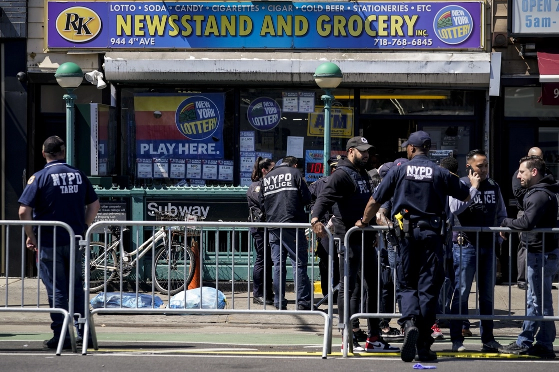 Personal de emergencia se reúne en la entrada de una estación del metro en Brooklyn, Nueva York, tras un tiroteo que dejó varios heridos, el pasado 12 de abril de 2022. Foto Ap