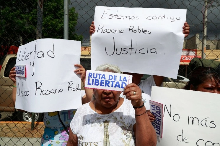 Seguidores de Rosario Robles durante una protesta en el Reclusorio Sur en imagen de archivo. Foto Alfredo Domínguez