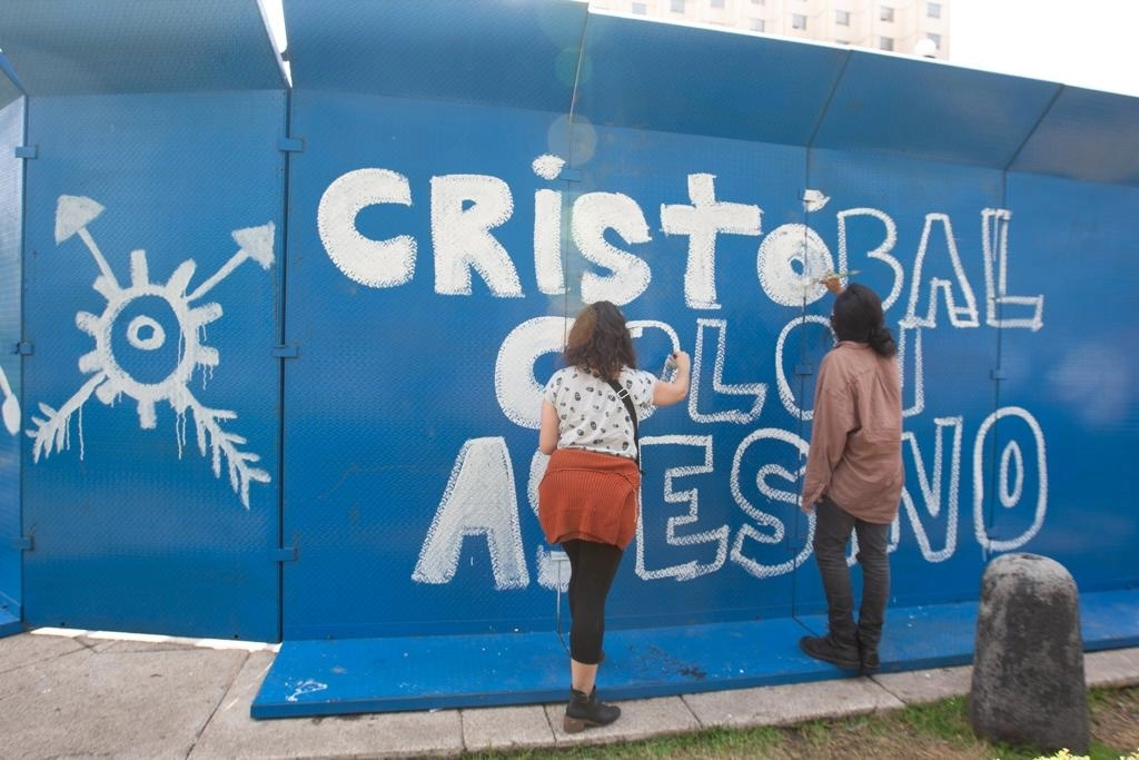 Colectivo de artistas pintan las vallas que resguardan el pedestal donde se encontraba el monumento a Cristobal Colón sobre Paseo de la Reforma, en la Ciudad de México. Foto Pablo Ramos / Archivo