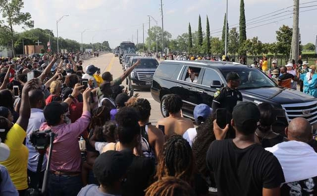 George Floyd fue enterrado en Houston rodeado de su familia y las de otros afroestadunidenses víctimas de la violencia racista oficial. Foto Ap