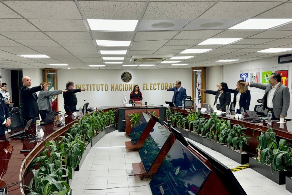 Los consejeros de la Junta Local Ejecutiva del INE toman protesta durante la sesión de instalación del Consejo Local del INE para el Proceso Electoral Extraordinario del Poder Judicial de la Federación 2024-2025, en la Ciudad de México, el 2 de diciembre de 2024. Foto Luis Castillo