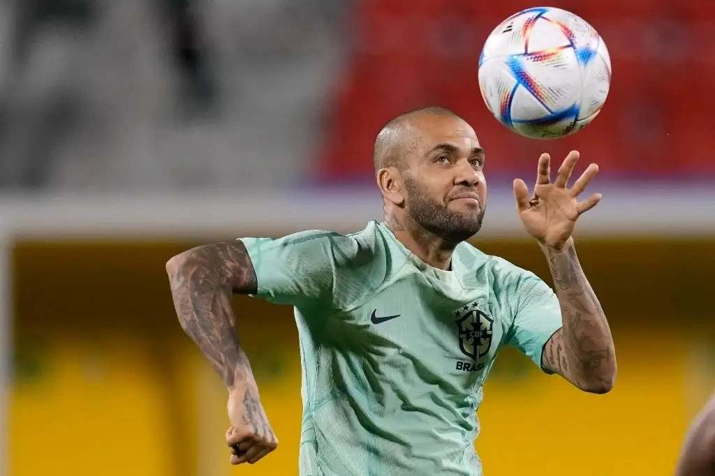 Dani Alves durante un entrenamiento en Doha, Qatar, el 4 de diciembre de 2022. Foto Ap