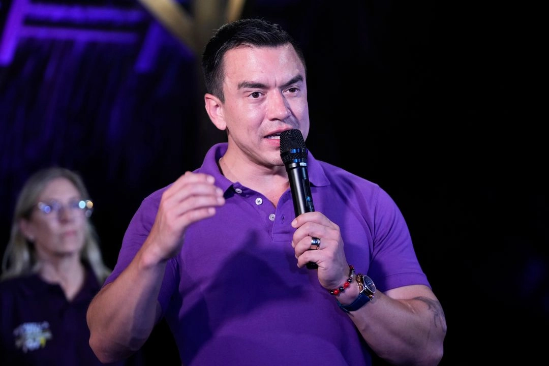 El presidente de Ecuador, Daniel Noboa, se dirige a sus simpatizantes tras los primeros resultados electorales que lo muestran como líder en la segunda vuelta de las elecciones presidenciales en su casa familiar en Olón, Ecuador, el domingo 13 de abril de 2025. 
