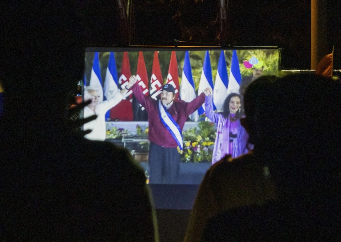 Vecinos ven la transmisión de la toma de posesión del presidente Daniel Ortega, en una pantalla gigante en un parque del barrio Julio Buitrago de Managua, Nicaragua. Foto Ap

