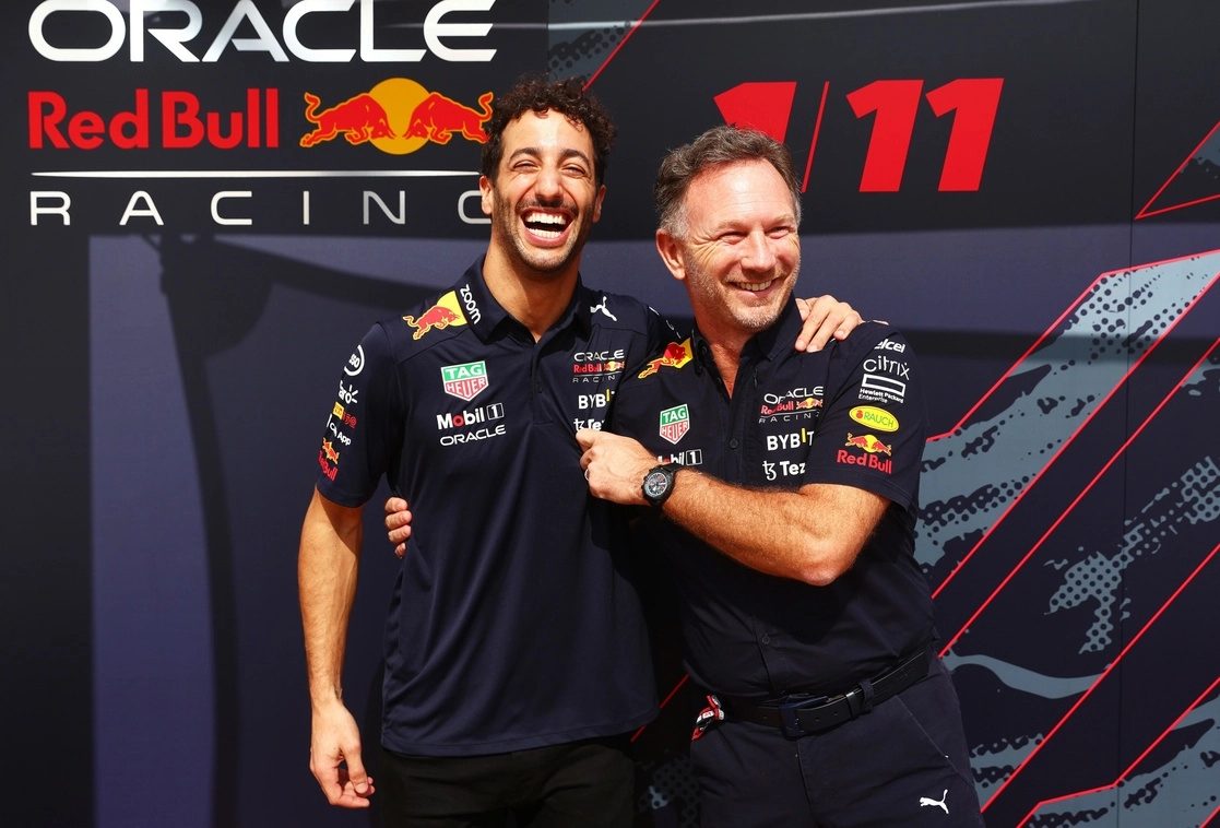 El piloto Daniel Ricciardo y el director del equipo Oracle Red Bull Racing, Christian Horner, el 23 de noviembre de 2022. Foto Europa Press