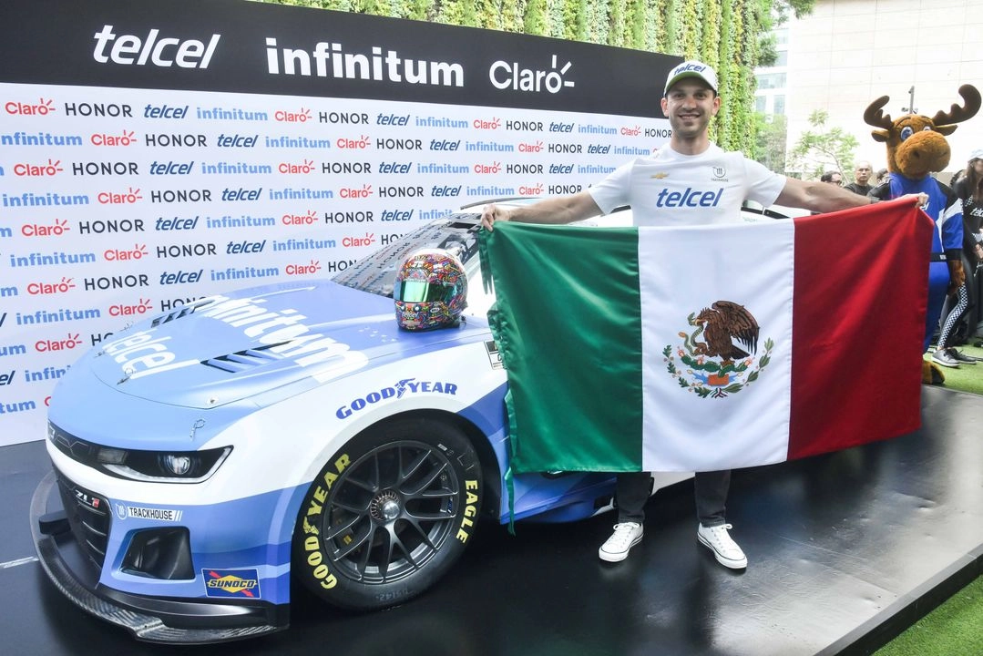 El regiomontano recordó sus inicios en el automovilismo y los diversos obstáculos para disputar esta carrera en México, así como la importancia de que exista un referente en el serial para que más gente se interese por el deporte motor , como en  el periodo en que Sergio Pérez fue piloto de Red Bull. Foto

