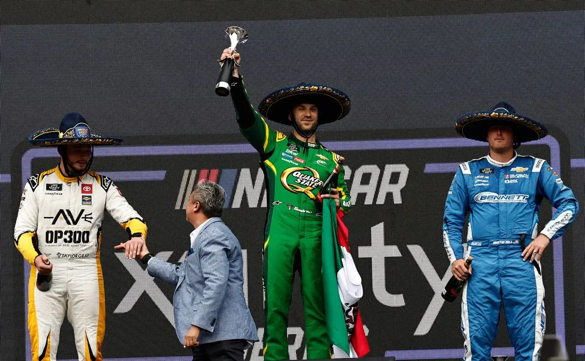 Podio de la Nascar Xfinity Series, donde el mexicano Daniel Suárez se llevó el premio tras remontar 38 lugares. Foto