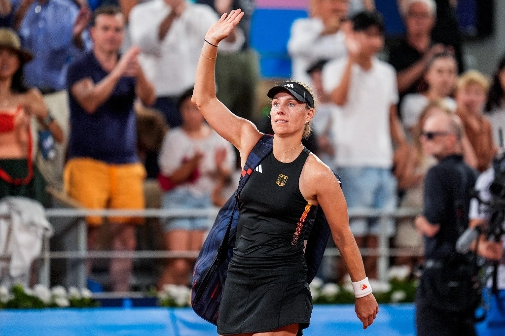 Angelique Kerber de Alemania, dice adiós al tenis profesional con la derrota ante la china Qinwen Zheng en el torneo olómpico de París. Foto Ap