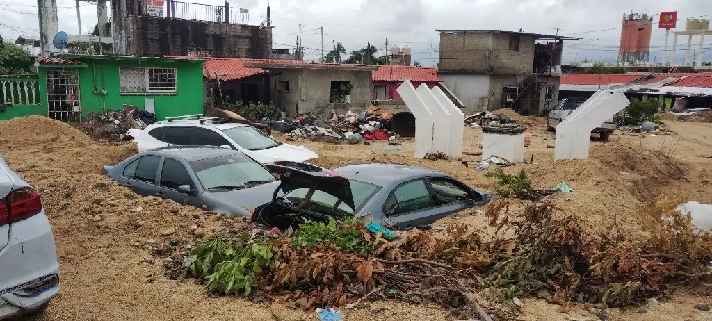 Casas y automóviles resultaron afectados por toneladas de arena en La Esperanza, Acapulco. Las intensas lluvias ocasionadas por el huracán 'John' dejaron pérdidas millonarias. Foto Héctor Briseño