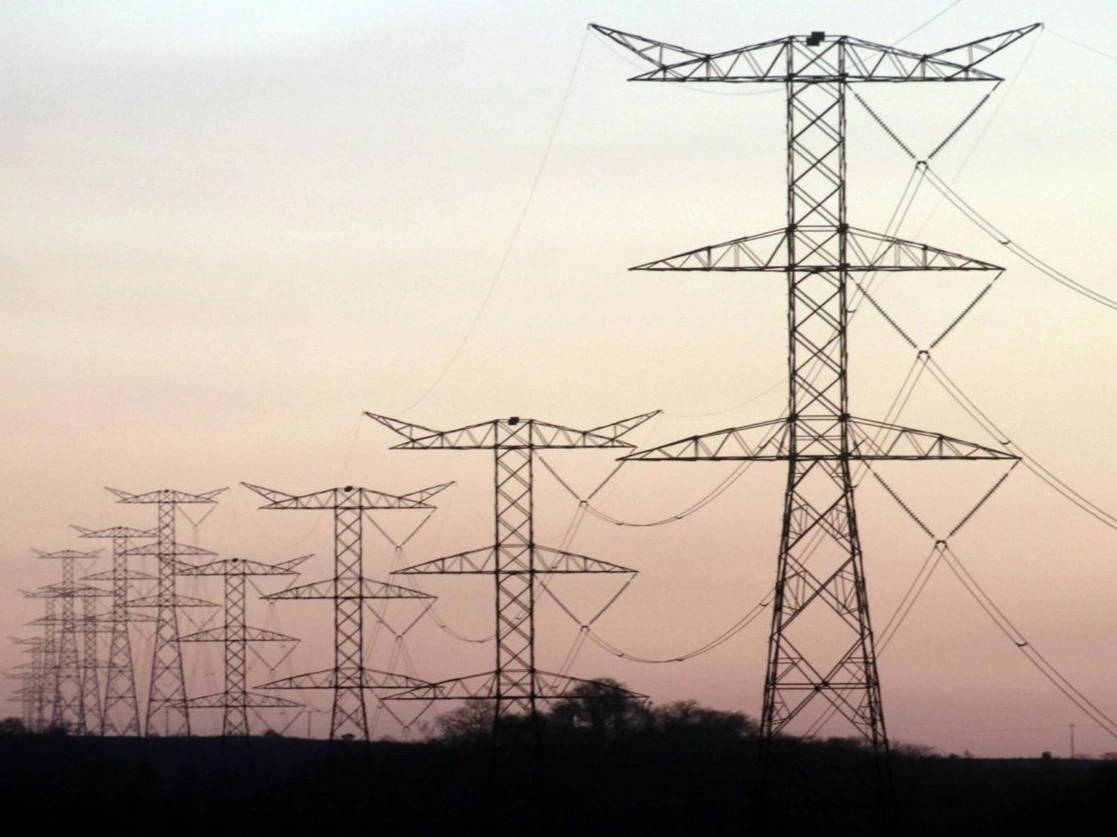 El esquema eléctrico vigente en el país privilegia el despacho de electricidad de empresas privadas, señala la CFE. Foto Cuartoscuro / Archivo 