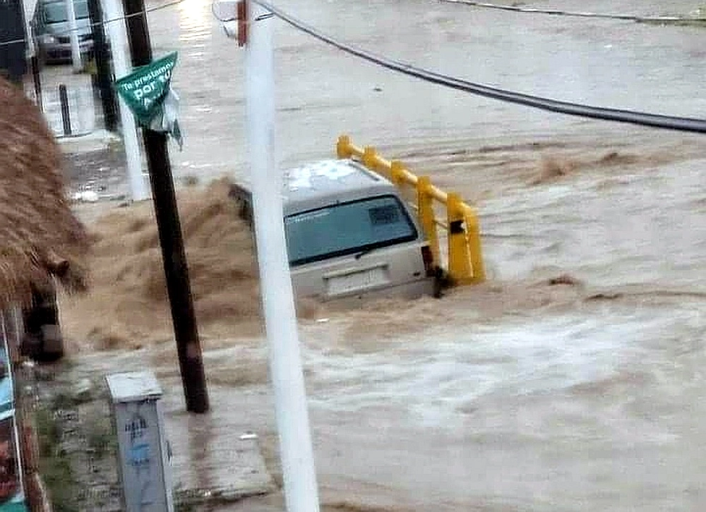 Protección Civil reportó que al menos 20 vehículos fueron arrastrados por la corriente que se formó debido a la fuerte lluvia y granizada en Río Grande, Zacatecas. Foto Alfredo Valadez