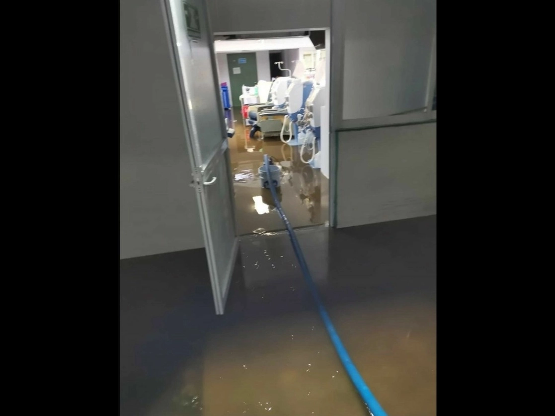 En las últimas horas personal especializado ha laborado en la reparación de filtraciones de agua en el área de urgencias del Hospital General de Zona número 68 (de Santa María Tulpetlac), debido a la lluvia. Foto ‘La Jornada’