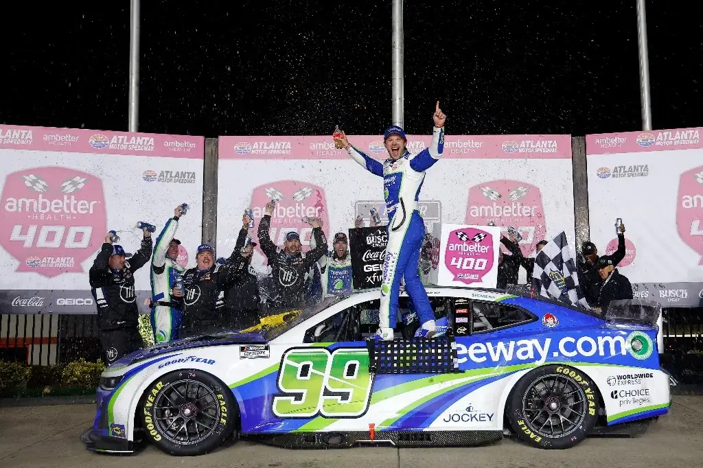 En un final de fotografía, el piloto mexicano Daniel Suárez se llevó la victoria con apenas 0.003 milésimas de segundo en la Ambetter Health 400 que se corrió en el Atlanta Motor Speedway. Foto AFP