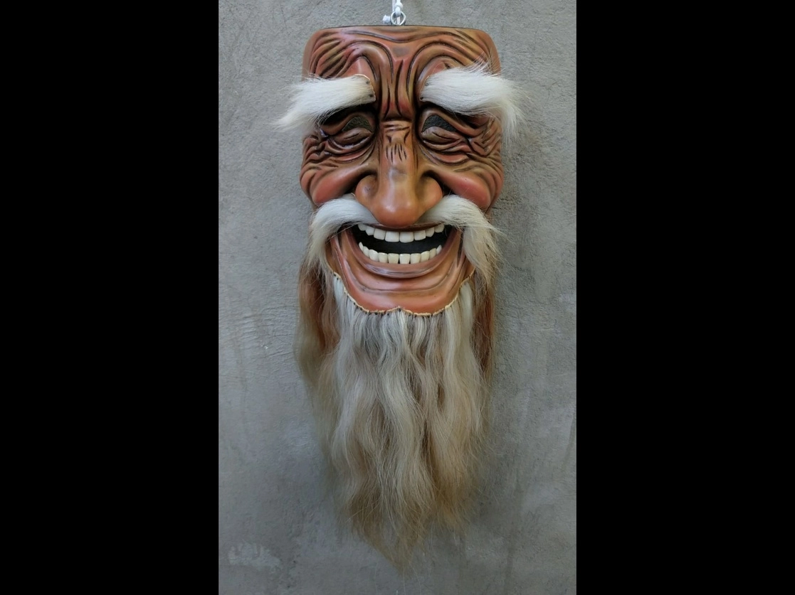 En la Danza de Tecuanes de Acatlán de Osorio, Puebla, los bailarines portan coloridos trajes y máscaras de madera, como la de la imagen. Foto Compañía Nacional de Danza Folklórica 




