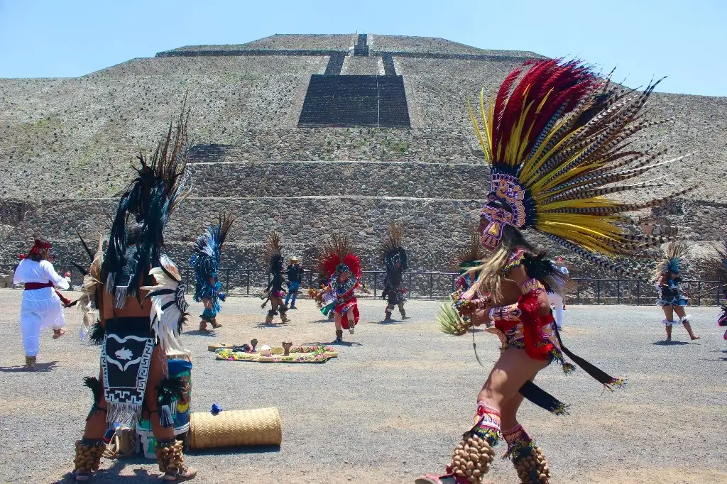 Ritual en Teotihuacan durante la “bendición de las semillas sagradas”. Foto Javier Salinas