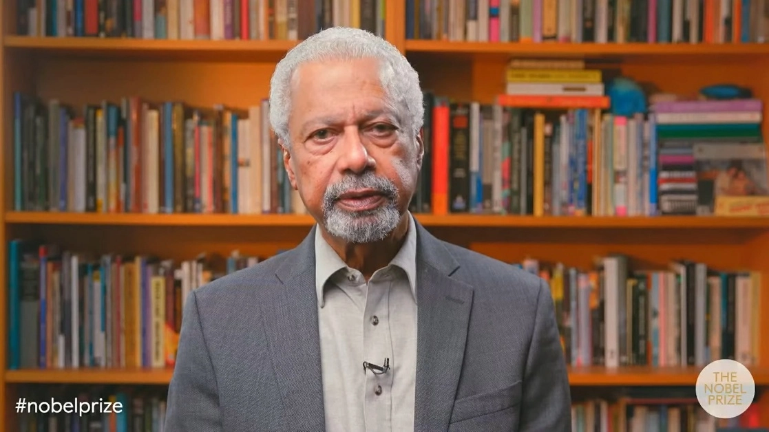 La Academia Sueca transmitió ayer el discurso 'Writing', con el cual Abdulrazak Gurnah, en un breve video grabado desde su lugar de residencia, aceptó el Premio Nobel y en el que habló sobre las huellas del colonialismo de su natal Zanzíbar, Tanzania en la actualidad. Imagen tomada de un video