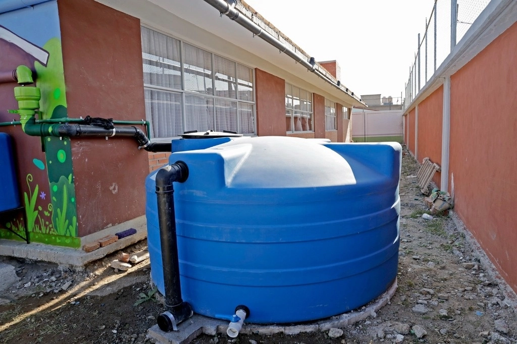 El suministro de agua durante seis meses al año en las escuelas beneficiadas, permitirá reducir hasta en un 50 por ciento el consumo de agua de la red pública. Foto La Jornada