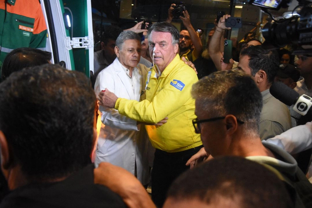 El expresidente brasileño Jair Bolsonaro es ayudado a subir una ambulancia al salir del Hospital Rio Grande en Natal, estado de Rio Grande do Norte, Brasil, el 12 de abril de 2025. 