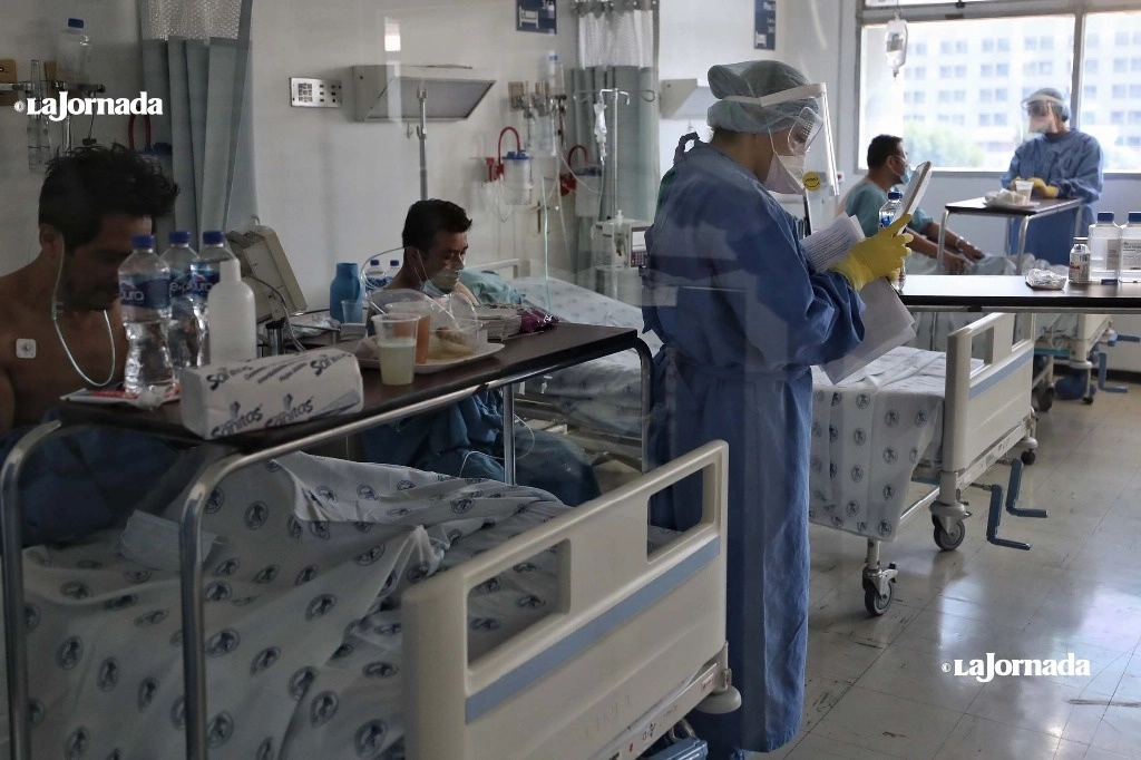 Personal médico en área Covid del Hospital Juárez, en la Ciudad de México. Foto Marco Peláez / Archivo