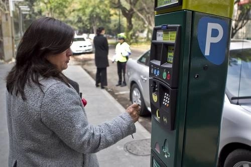 Durante la emergencia sanitaria se darán permisos para estacionarse en zonas de parquímetros. Foto Alfredo Domínguez 