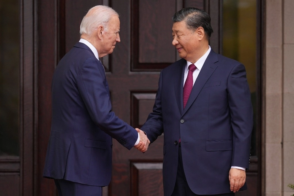 El mandatario chino Xi Jinping y su par estadunidense Joe Biden se estrecharon las manos en California para dar inicio al esperado encuentro con el que buscan calmar las tensiones entre Estados Unidos y China, el 15 de noviembre de 2023. Foto ‘New York Times’ vía Ap
