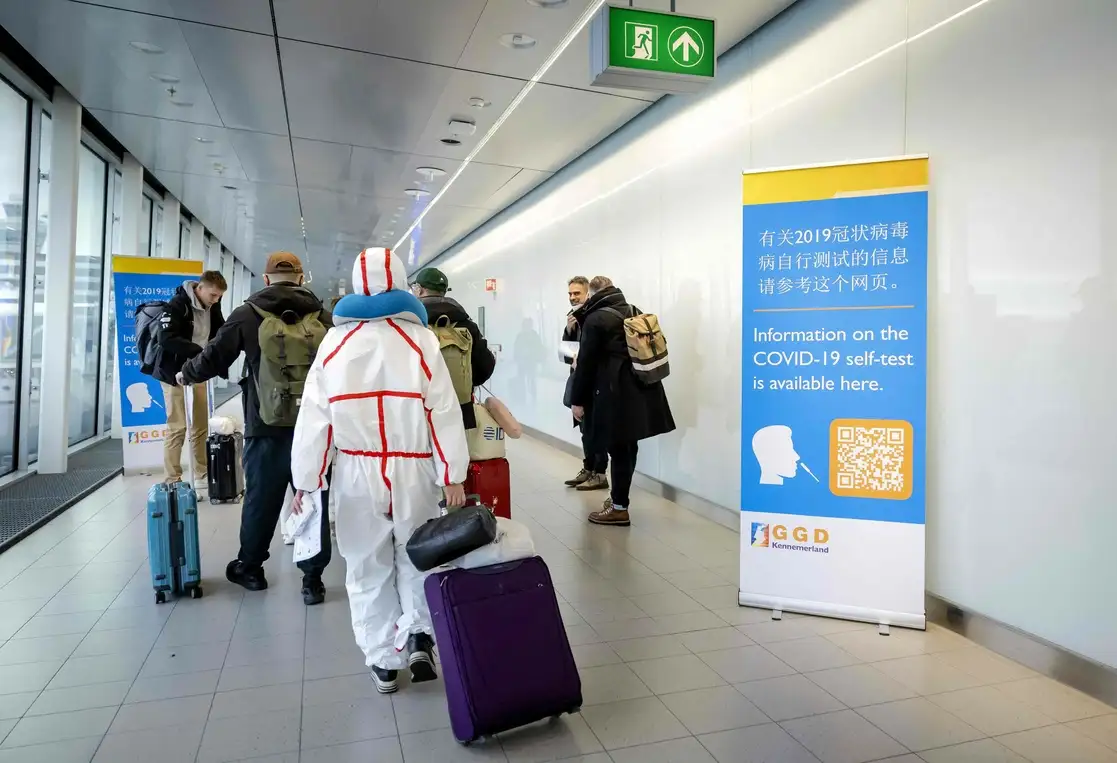 Un viajero que llega de China, en el aeropuerto de Amsterdam Schiphol, el 4 de enero de 2023. Foto Afp
