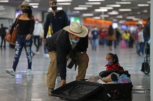 En imagen de archivo, mexicanos residentes en el exterior llegan al Aeropuerto Internacional de Guadalajara para festejar las fiestas decembrinas. Foto Cuartoscuro.com