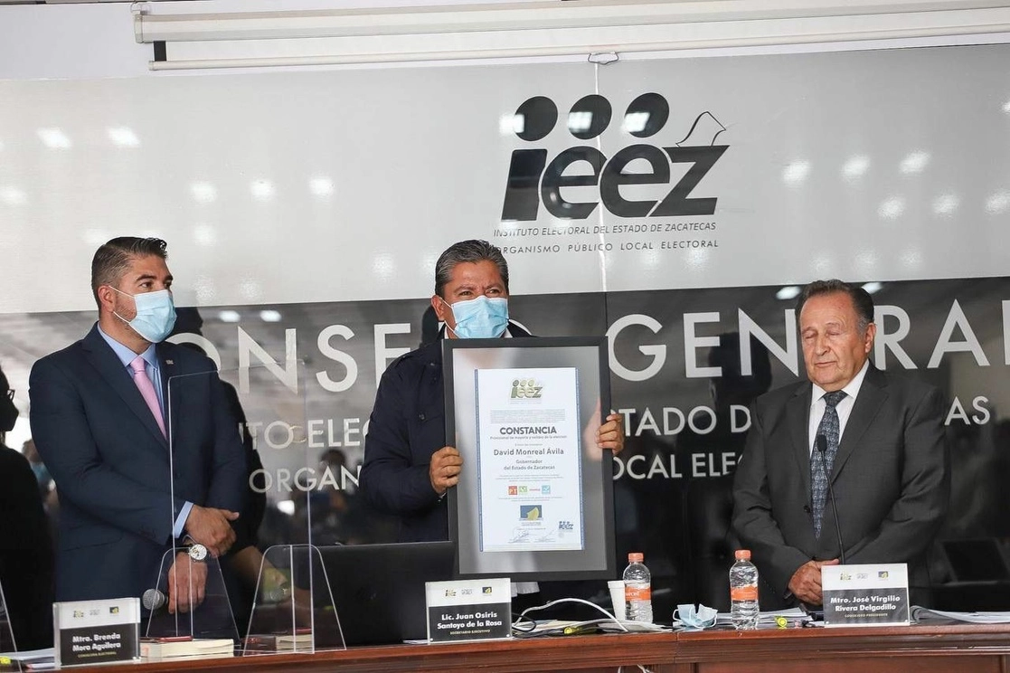 David Monreal recibió de Virgilio Rivera, presidente del IEEZ, la constancia de mayoría que lo acredita como el próximo gobernador de Zacatecas. Foto Cuartoscuro