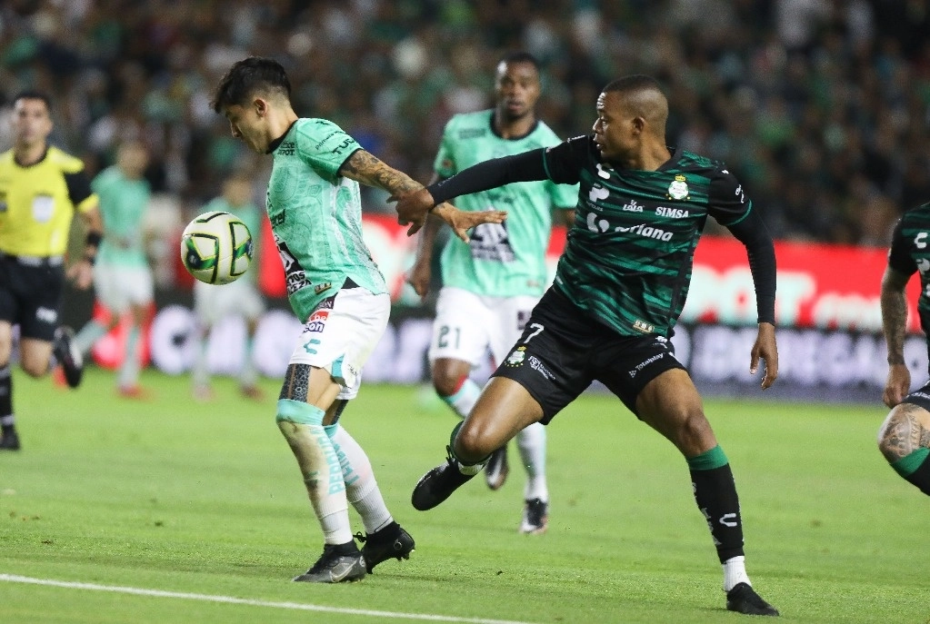 En el Nou Camp, la aplanadora esmeralda atormentó por primera vez a sus rivales a los seis minutos de comenzar el juego. Foto Cuartoscuro