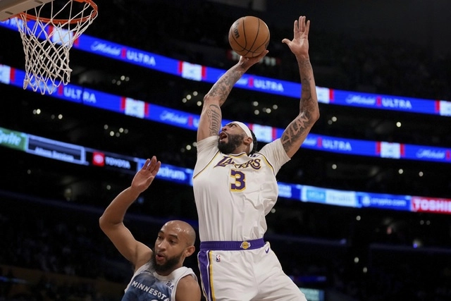 Anthony Davis consiguió 27 puntos y estableció marca en la temporada con 25 rebotes en el encuentro entre Los Lakers y Timberwolves de Minnesota. Foto Ap