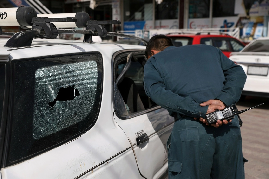 Un policía afgano inspecciona el auto de Dawa Khan Menapal, que dirigía las operaciones de prensa del gobierno para los medios locales y extranjeros, el 6 de agosto de 2021. Foto Ap 