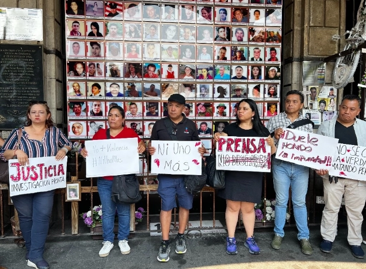 El sábado pasado, periodistas de Morelos se manifestaron frente al palacio de gobierno estatal en Cuernavaca por el asesinato del comunicador Roberto Figueroa. Foto Rubicela Morelos 