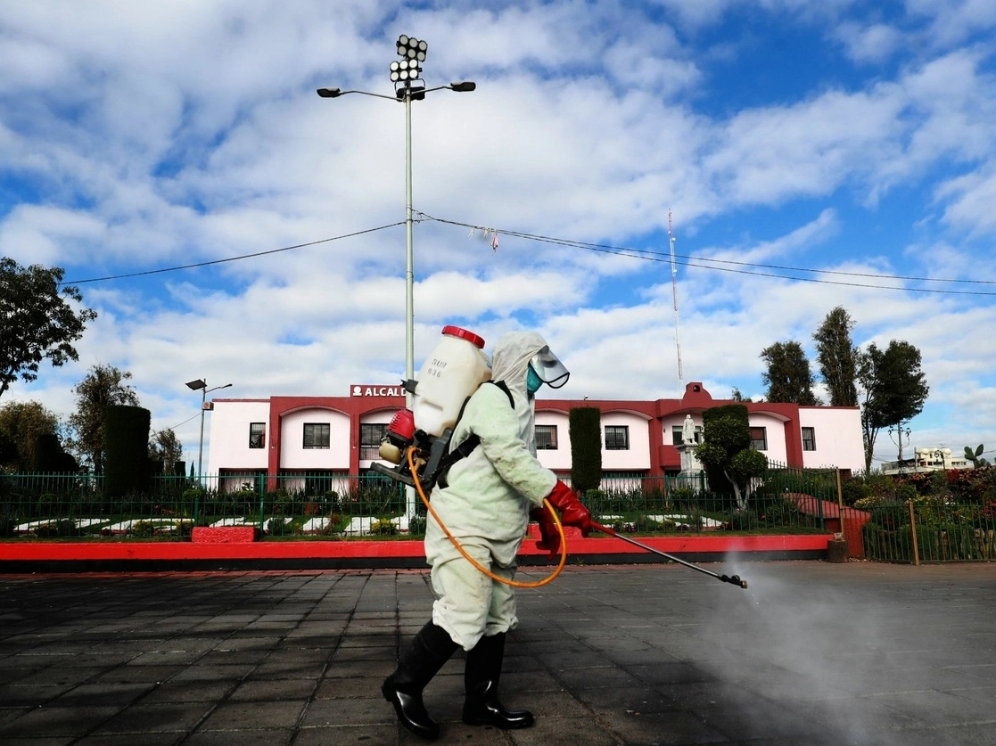 Personal sanitiza espacios públicos para disminuir los contagios por Covid-19, en la alcaldía Xochimilco, Ciudad de México. Foto Luis Castillo 