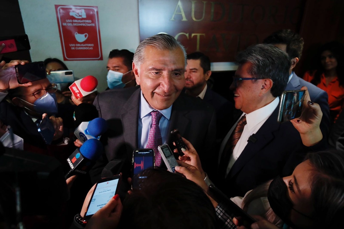 El secretario de Gobernación, Adán Augusto López, y el coordinador de Morena en el Senado, Ricardo Monreal, a su salida de la reunión del partido en la Cámara Alta, en la Ciudad de México, el 4 de octubre de 2022. Foto Cristina Rodríguez