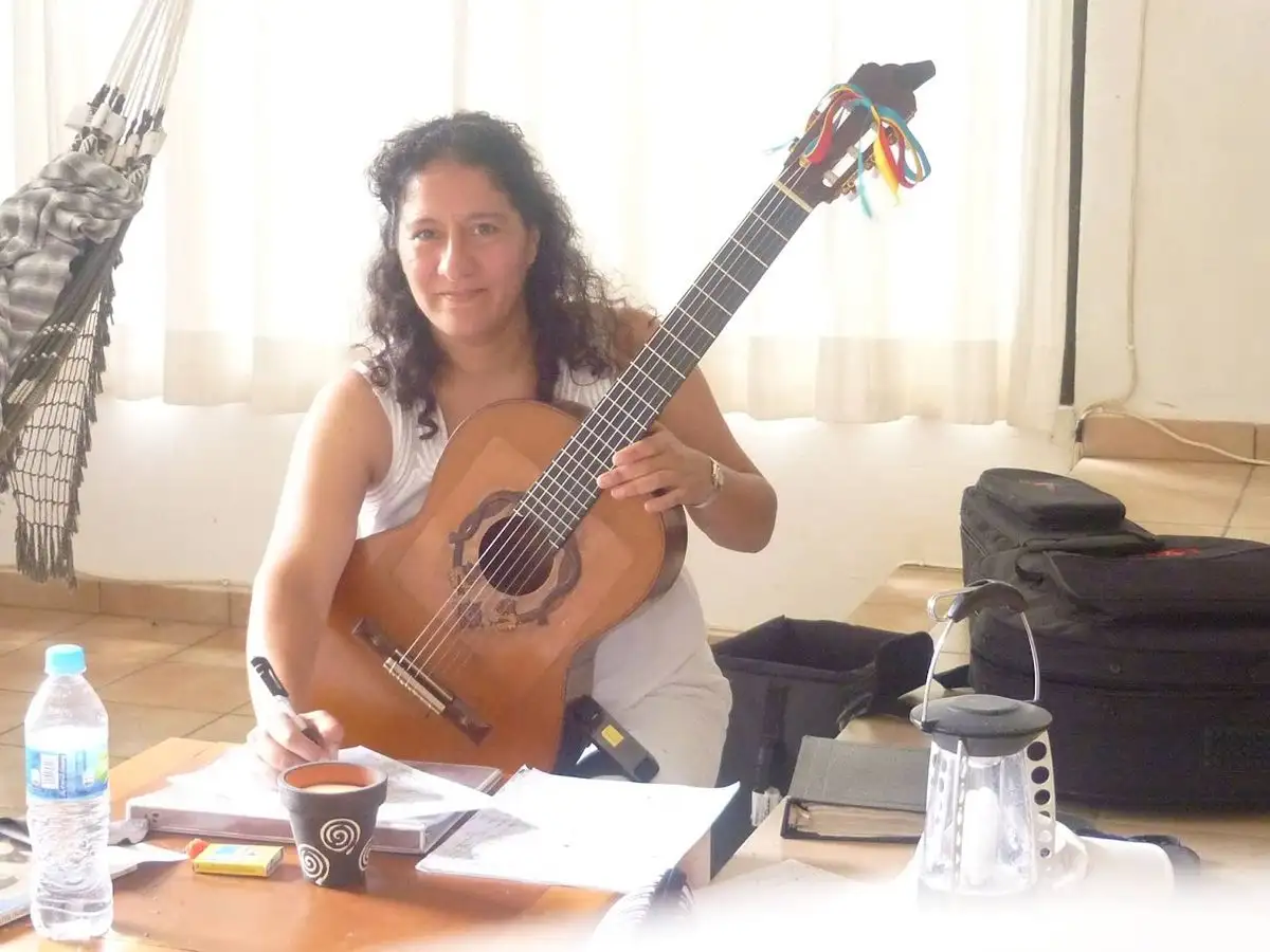 La guitarrista, compositora y cantante Anastasia Sonaranda. Foto 
