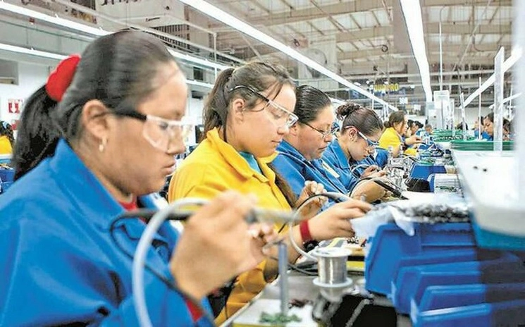 Las inercias del sistema económico propician que en México se expriman las ganancias a costa del pago a trabajadores. En la imagen, mujeres laboran en una maquiladora en Hermosillo. Foto Cristina Gómez Lima 
