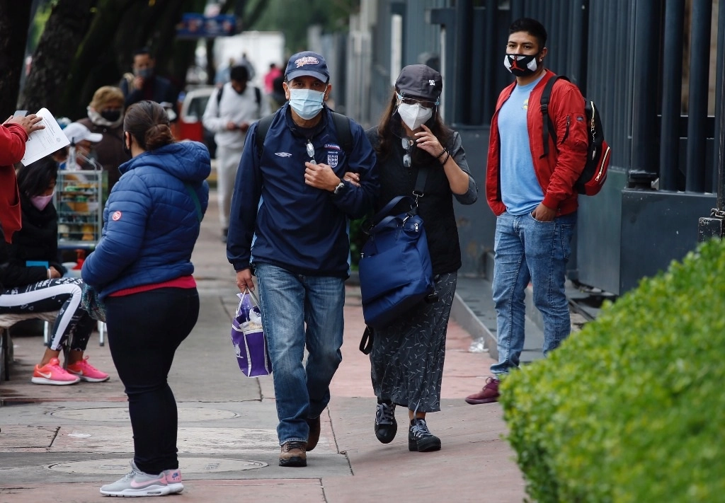 Una pareja camina frente al Hospital General de la CDMX. Foto Cristina Rodríguez