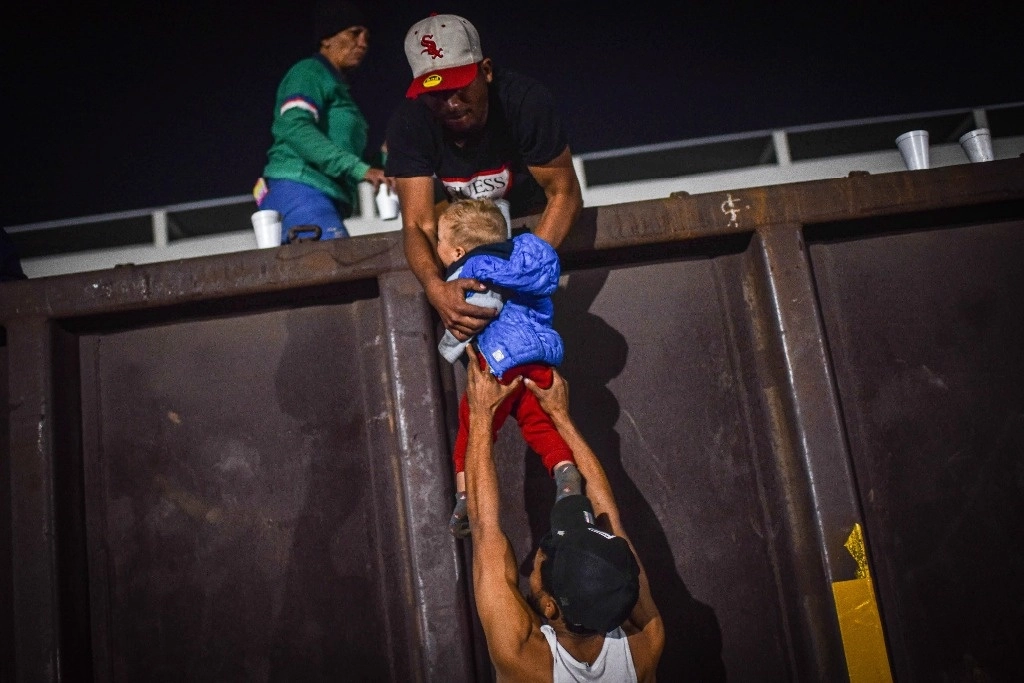 Unos 200 migrantes se subieron ayer al tren en Gómez Palacio, Durango, en su travesía hacia Estados Unidos. Foto Cuartoscuro 