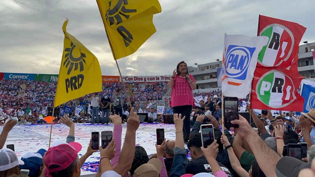 La candidata de Fuerza y Corazón por México, Xóchitl Gálvez durante su mensaje. Foto Néstor Jiménez 