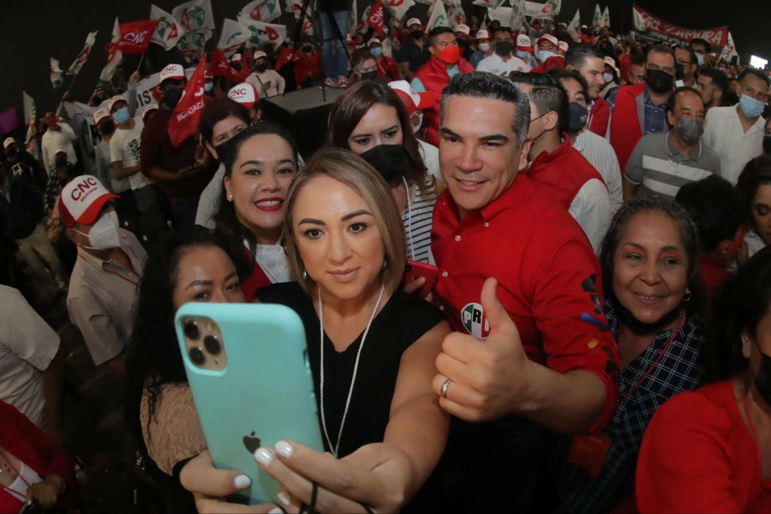 Alejandro Moreno, dirigente del PRI fue recibido por sus partidarios en Morelia Michoacán. Foto @alitomorenoc