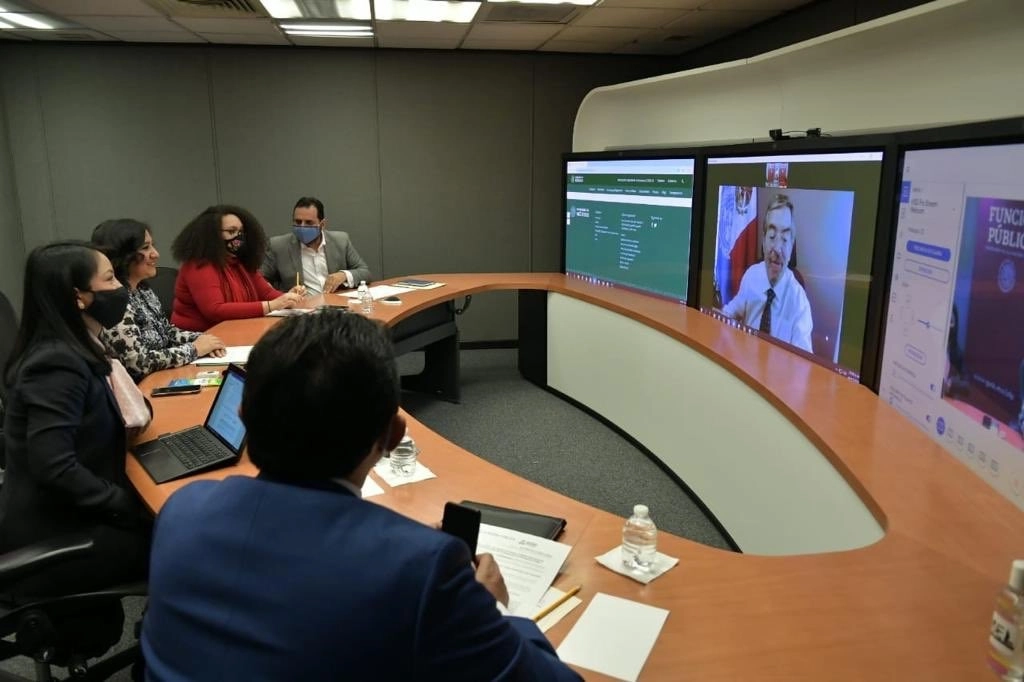 Reunión virtual entre la titular de la SFP, Irma Sandoval y el embajador Juan Ramón de la Fuente. Foto tomada de la cuenta de Twitter @Irma_Sandoval
