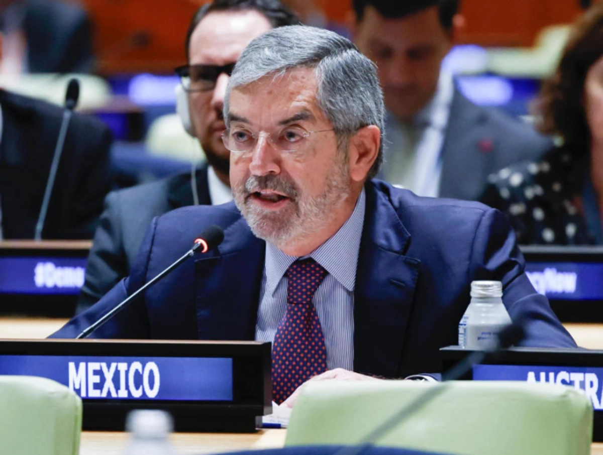 El diplomático mexicano destacó además la necesidad de que las democracias fortalezcan la defensa de los derechos de las personas migrantes, en un contexto global en el que el extremismo político y la polarización amenazan la cohesión social y los consensos internacionales. Foto 