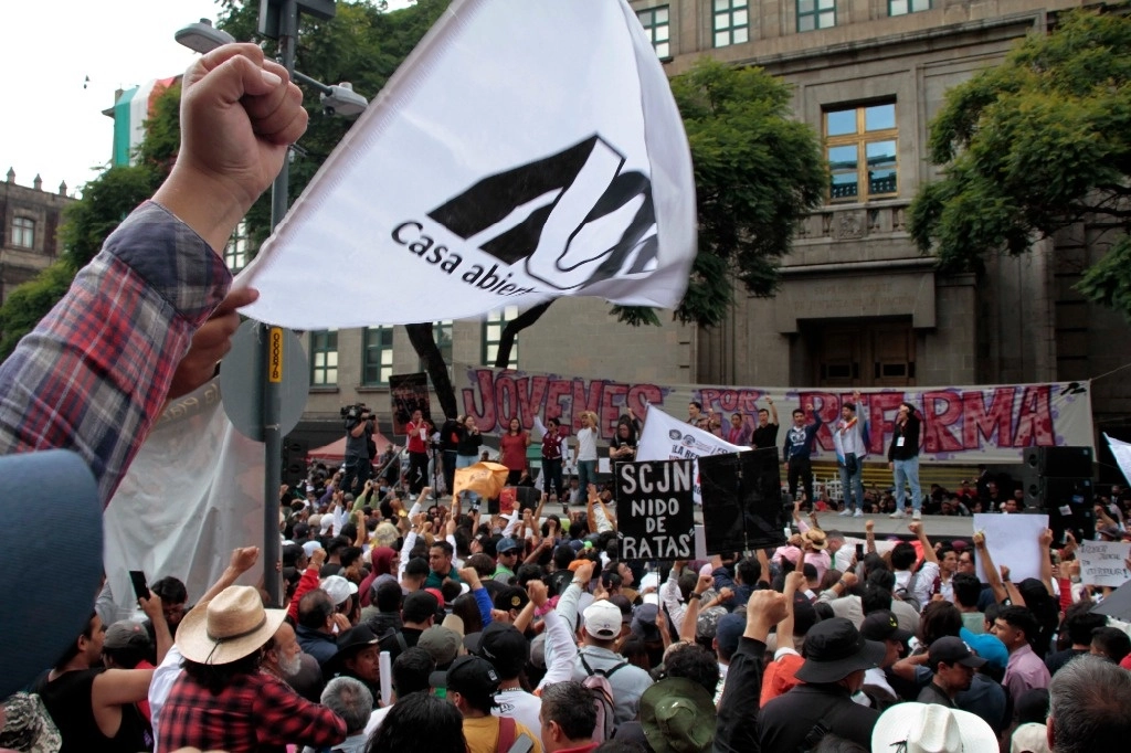 Estudiantes de universidades públicas y privadas se manifestaron ayer en favor de la reforma judicial. Foto Germán Canseco