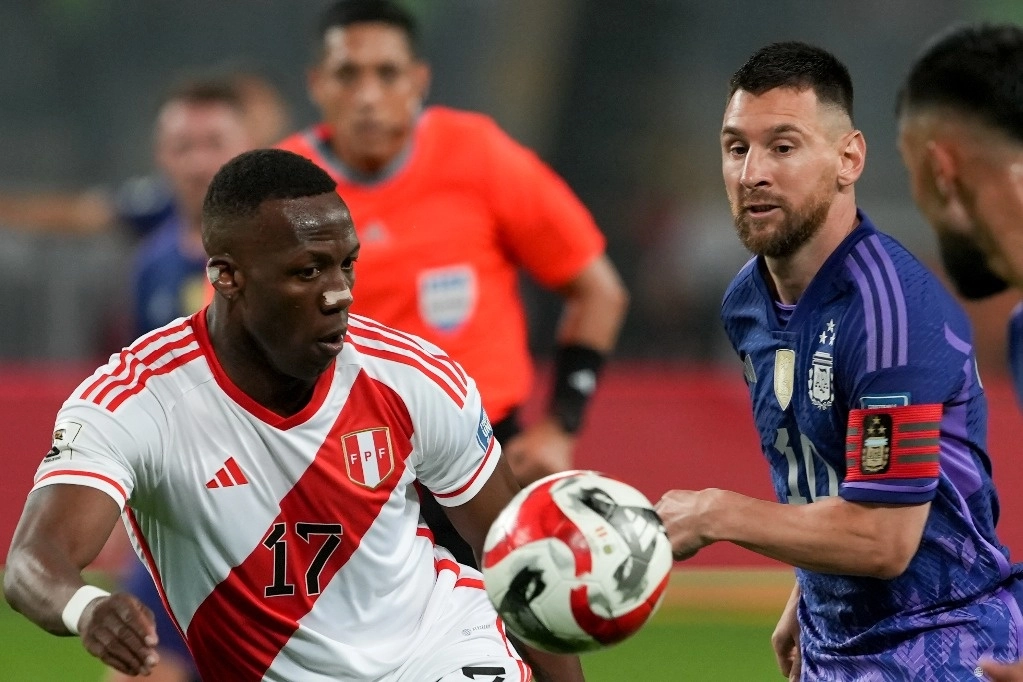 Luis Advíncula de Perú, izquierda, y Lionel Messi de Argentina luchan por el balón durante un partido de clasificación para la Copa Mundial de la FIFA 2026 en el Estadio Nacional de Lima, Perú, el martes 17 de octubre de 2023. Foto Ap