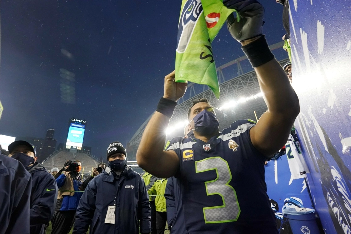 El quarterback Russell Wilson completó cuatro pases de anotación. Foto Ap