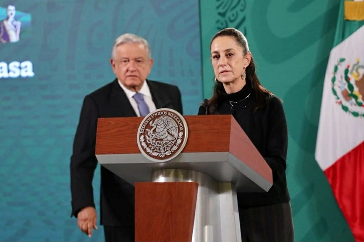 El presidente Andrés Manuel López Obrador escucha a la ahora, ex jefa de Gobierno de CDMX y presidenciable, Claudia Sheinbaum. Foto Roberto García Ortiz / Archivo