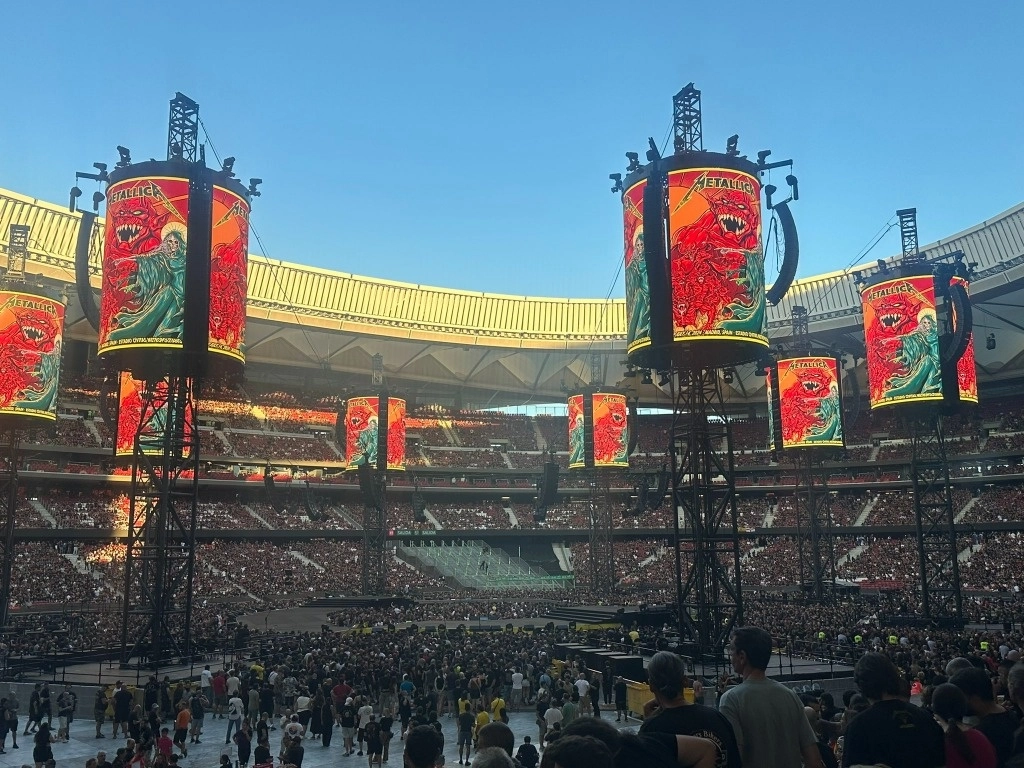 Ilustraciones de Puis Calzada usadas en los conciertos de la banda de heavy metal Metallica, para la cual el ilustrador chilango ha hecho diversas imágenes. Foto Archivo