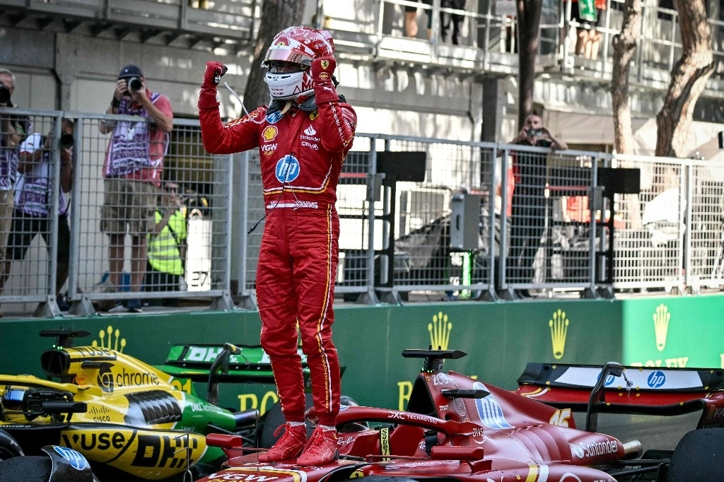 Charles Leclerc, piloto de la escudería Ferrari, celebra su victoria en el GP de Mónaco. Foto Afp