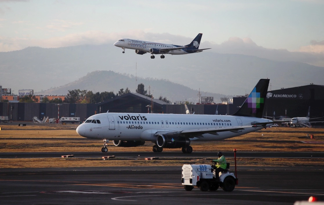 De los incidentes en la terminal aérea capitalina, al menos 10 fueron de gravedad, es decir, se requirió una maniobra evasiva del piloto para evitar la colisión de aeronaves, como el caso del video que circuló en redes sociales de un avión de Volaris que el pasado 7 de mayo estuvo a punto de chocar. En la image, aviones en el Aeropuerto Internacional de la Ciudad de México. Foto Cristina Rodríguez / Archivo