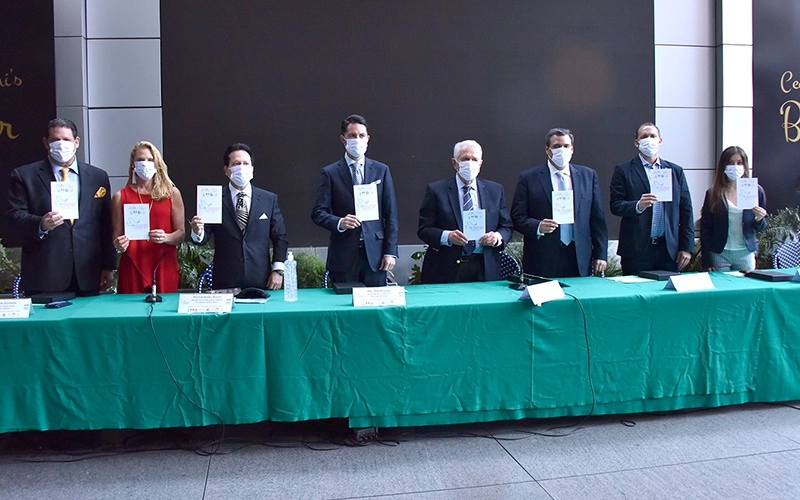 Yon de Luisa, presidente de la FMF, Carlos Padilla, titular del COM y Mauricio Sulaimán, dirigente del CMB en la presentación del programa del Día Internacional del Deporte para el Desarrollo y la Paz. Foto Consejo Mundial de Boxeo